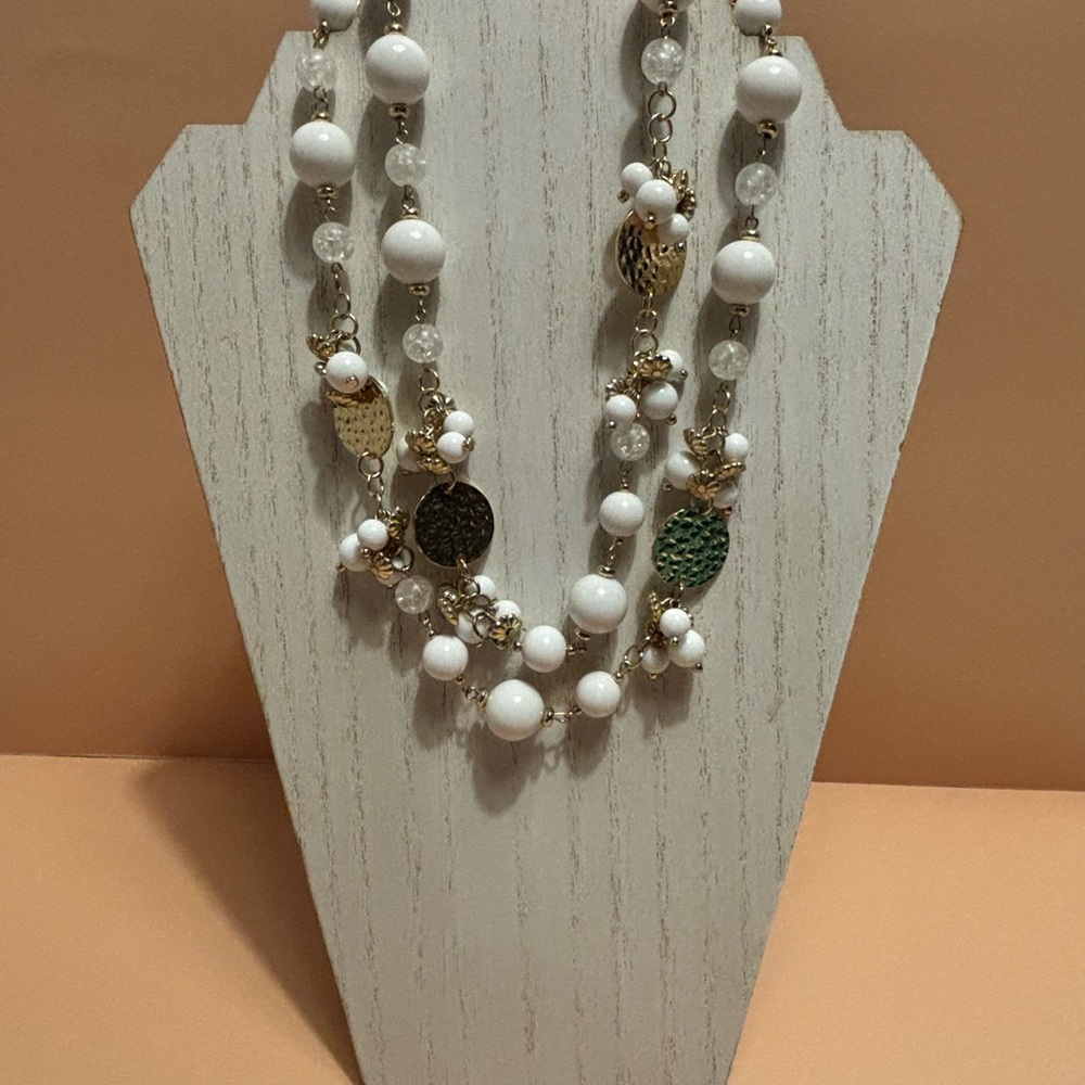 🌻Erica Lyons Gold Tone White Acrylic Beaded Necklace 38”